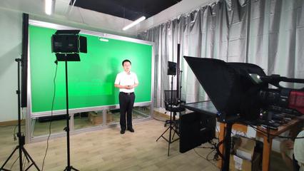 我校創(chuàng)客中心自助式微課錄播室建成并投入使用，融合攝影擴(kuò)印服務(wù)，賦能創(chuàng)新教育